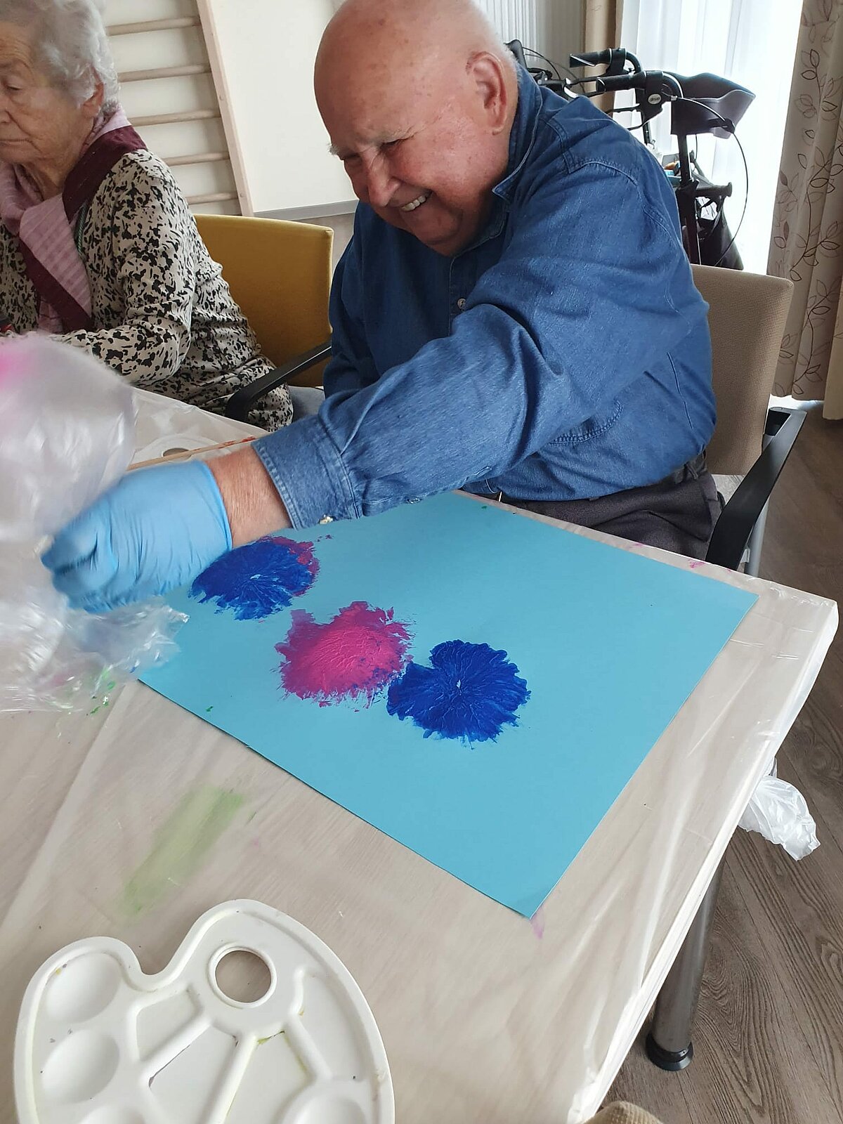 Senior malt ein Bild mit Acrylfarben
