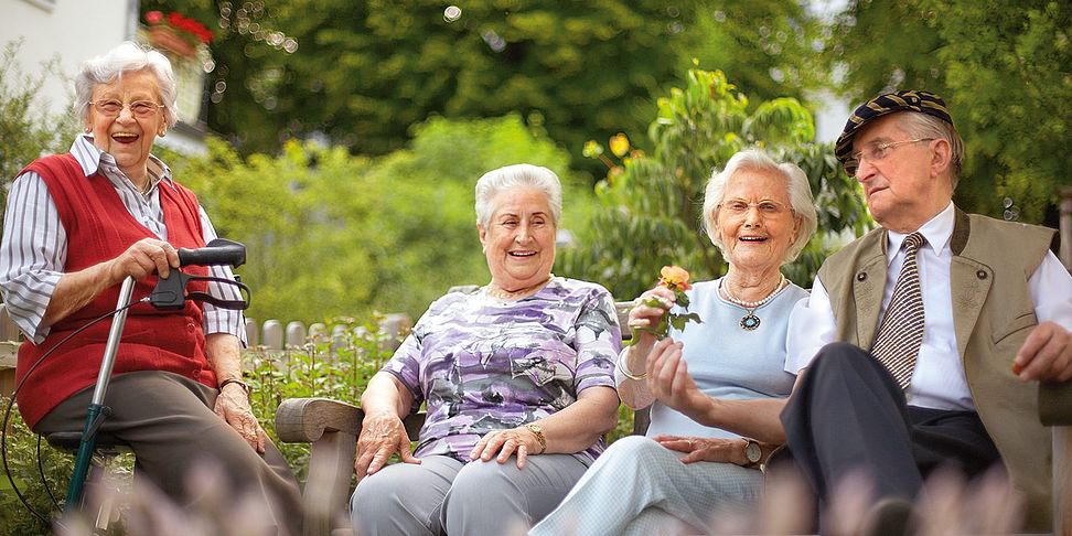 Im Pflegeheim bei Kursana genießen Sie gesellige Runden im Garten.