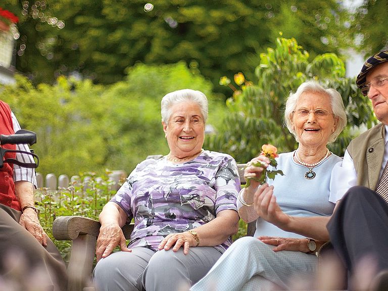 Im Pflegeheim bei Kursana genießen Sie gesellige Runden im Garten.