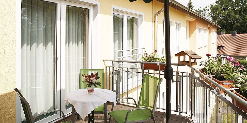 Frische Luft atmen auf dem Balkon des Pflegheims Bad Muskau