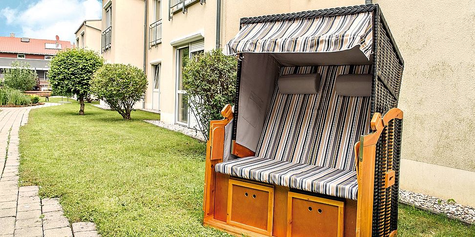 Der Garten im betreuten Wohnen vom Pflegeheim Bobingen lädt zum Spazieren ein