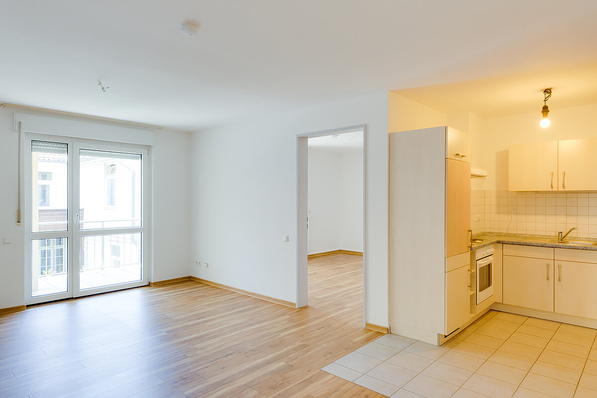 Küche und Wohnzimmer mit Balkon