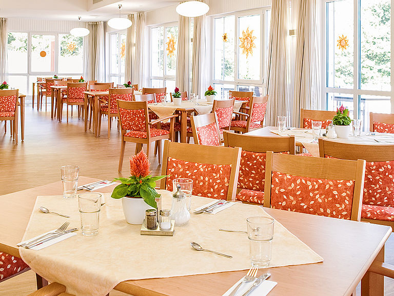 Das einladende und stilvolle Restaurant im Pflegeheim Moembris