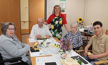 Passend zur Spargelzeit haben die Senioren und Betreuungskräfte in der Kochgruppe des Kursana Domizils das königliche Gemüse zubereitet.