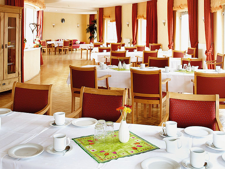 Das einladende und stilvolle Restaurant im Pflegeheim Aalen