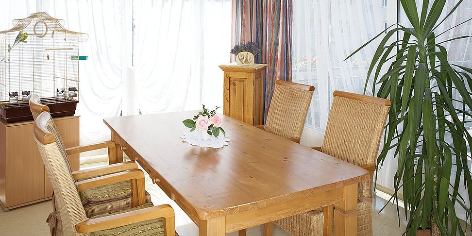 Ein gemütlicher Gemeinschaftsraum im Altenheim Eisenhuettenstadt
