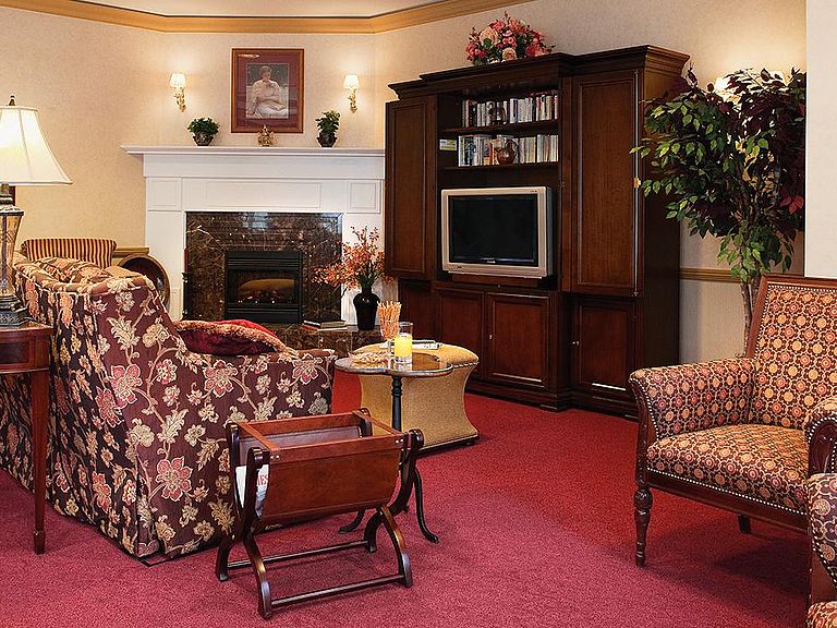 Gemütlichkeit im Kaminzimmer des Seniorenheims Wiesbaden