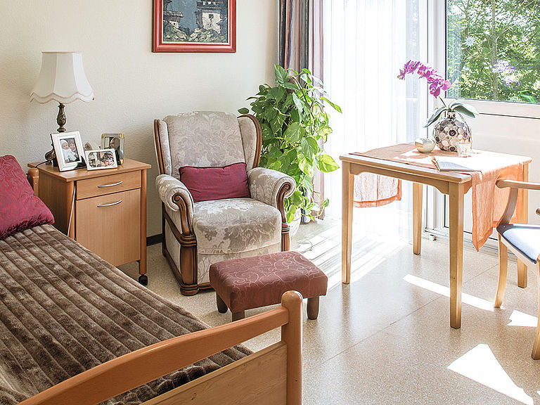 Eine heimische Atmosphaere im eigenen Zimmer im betreuten Wohnen