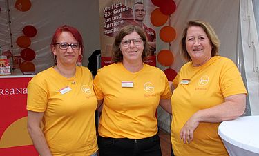 Gute Laune bei der Messe: Betreuungskraft Stefanie Krüger (von links), Direktorin Franziska Schulz und Verwaltungsmitarbeiterin Sylvia Kutzner sind bei der Wirtschaftsschau für das Kursana Domizil im Einsatz.