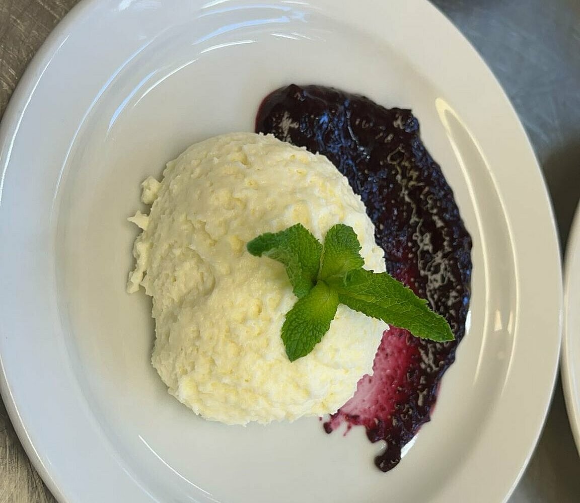 Weißes Schokoladenmousse mit Blaubeersoße