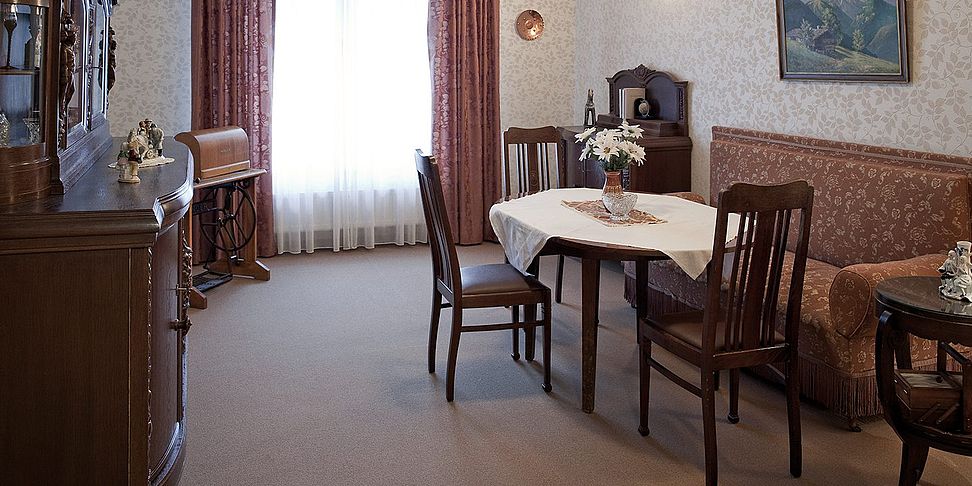 Eine gemuetliche Atmosphaere im Tagesraum des Pflegeheims Schneeberg