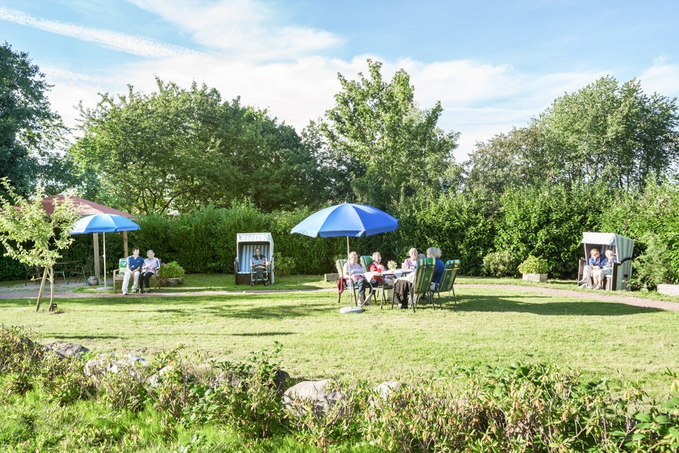 Garten mit Sitzgelegenheiten in der Alloheim Senioren-Residenz Auetalblick in Bad Malente