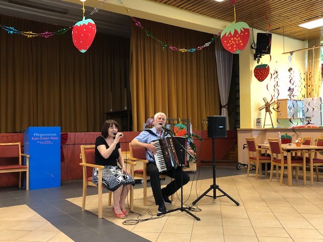 Wally und Hans beim Musizieren