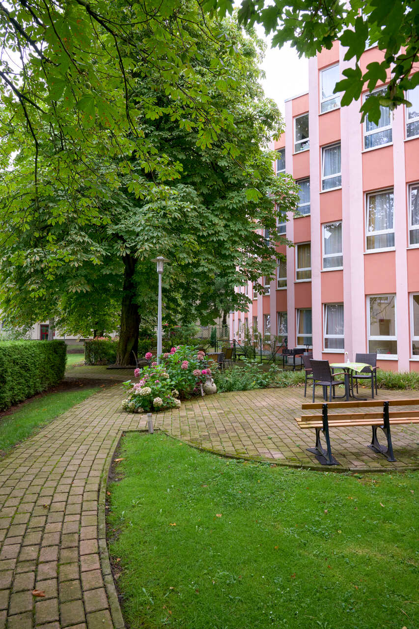Gehweg durch den Garten der Alloheim Senioren-Residenz in Braunschweig