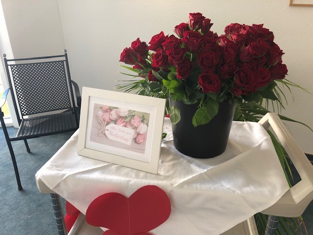 Muttertag - Rosen für die Bewohnerinnen