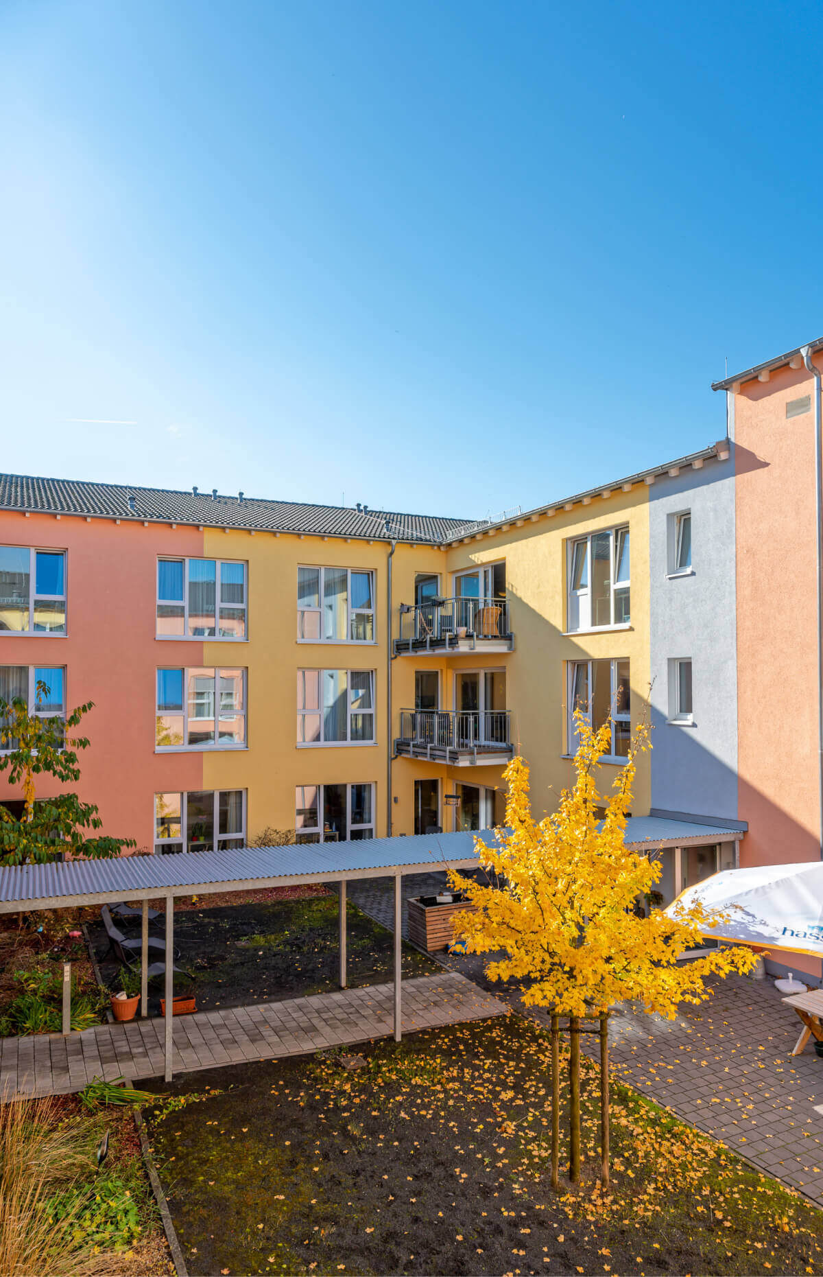 Sonniger Innenhof des Pflegeheims "Taunusblick" in Niddatal