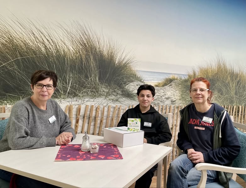 Unsere Einrichtungsleitung Fr. Herden, unser Praktikant Kerem sowie unsere Pflegedienstleitung Fr. Willert.